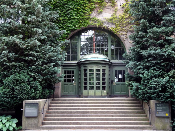 Stairs and green entrance to Lids hus